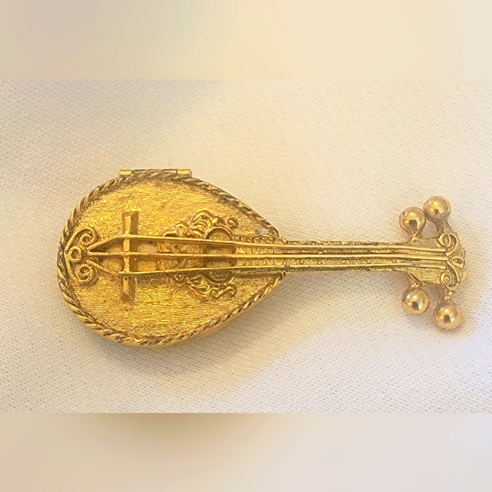 Totally cool vintage mandolin pill box/ring holder. Excellent Condition!